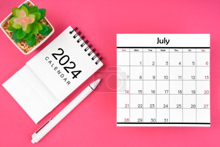 Calendario blanco para julio de 2024 y pluma sobre fondo de color rosa, concepto de planificación.