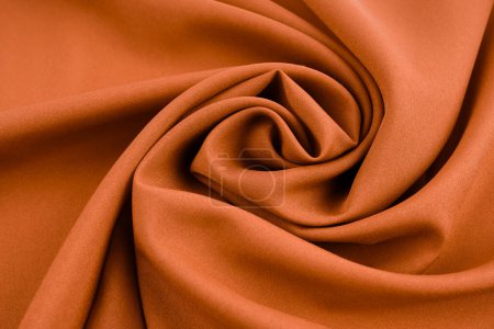 Téléchargez les photos : Gros plan fond textile abstrait de plis de tissu pliés brun foncé, directement au-dessus. - en image libre de droit