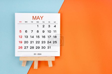 2024 Mai Kalenderblatt auf blauem und orangefarbenem Hintergrund.