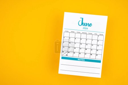 Juni 2024 Kalenderblatt auf gelbem Hintergrund.