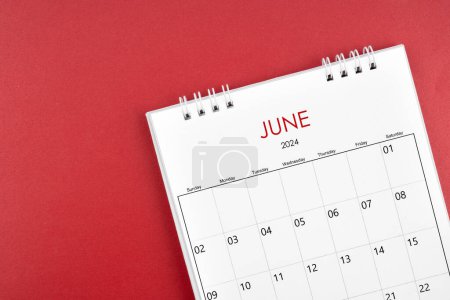 Téléchargez les photos : Juin 2024 calendrier de bureau sur fond de couleur rouge. - en image libre de droit