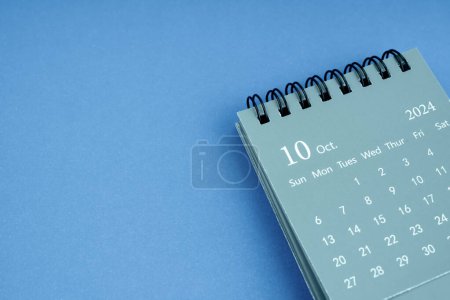 Foto de Octubre 2024 calendario de escritorio sobre fondo de color azul. Copiar espacio. - Imagen libre de derechos