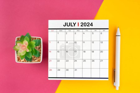 Calendario blanco de julio de 2024 y pluma sobre un hermoso fondo, concepto de planificación.