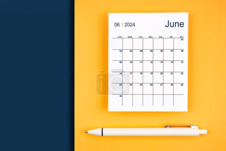 Junio 2024 tarjeta de calendario para 2024 año sobre fondo azul y amarillo.