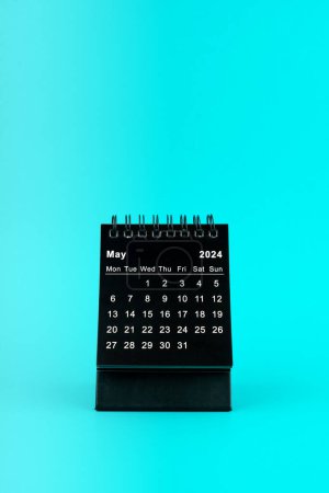 Foto de Calendario negro para mayo de 2024. Calendario de escritorio sobre un fondo de color verde. - Imagen libre de derechos