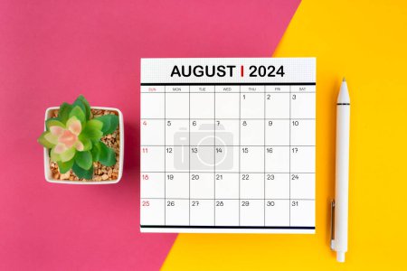 Calendario blanco para agosto de 2024 y pluma sobre un hermoso fondo, concepto de planificación.