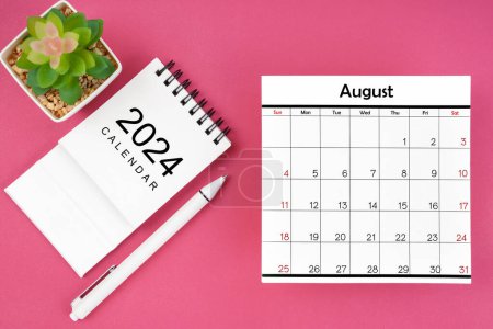 Calendario blanco para agosto de 2024 y pluma sobre fondo de color rosa, concepto de planificación.