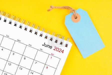 Juin 2024 calendrier de bureau avec étiquette de prix vierge sur fond jaune.
