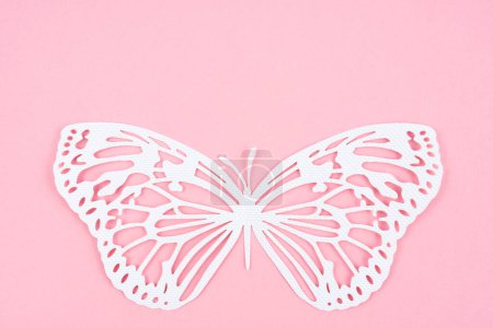 Papier papillon fait à la main Découpe sur couleur rose.