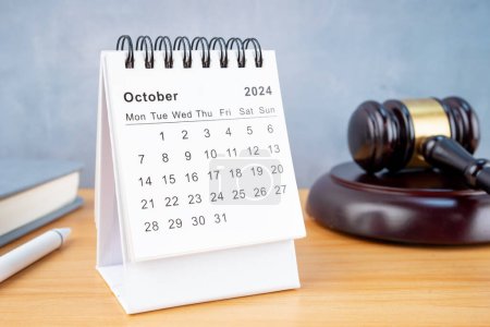 Tischkalender für Oktober 2024 und Richtergabel auf dem Arbeitstisch.