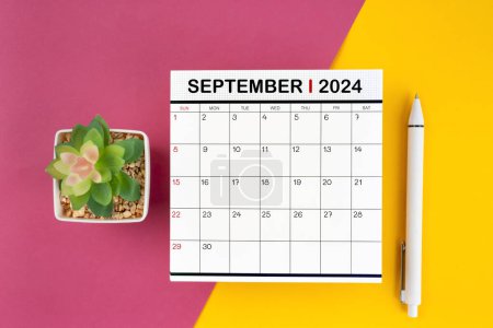 Calendario blanco para septiembre de 2024 y pluma sobre un hermoso fondo, concepto de planificación.