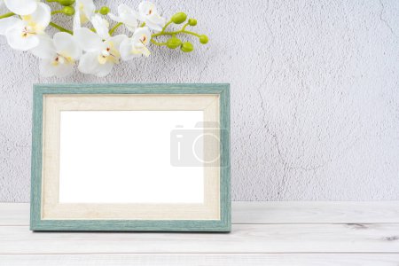 Cadre photo vierge plancher en bois avec espace de copie et chemin de coupe pour l'intérieur. 