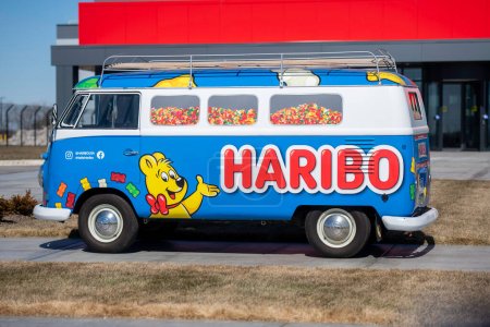 Foto de Pleasant Prairie, WI - 19 de marzo de 2023: Un vehículo Haribo para una planta de fabricación norteamericana de gomitas dulces Haribos trata dulces. - Imagen libre de derechos