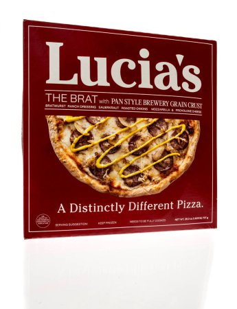 Foto de Winneconne, WI - 25 de junio de 2023: Un paquete de Lucisa la pizza de mocosa sobre un fondo aislado. - Imagen libre de derechos