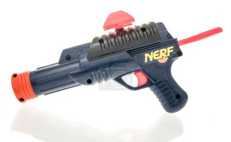 Téléchargez les photos : Winneconne, WI - 12 août 2023 : Un paquet de fusil à jouet Nerf vintage sur fond isolé - en image libre de droit
