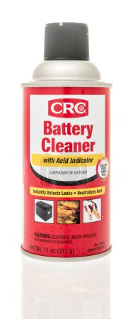 Foto de Winneconne, WI - 10 de septiembre de 2023: Una lata de spray limpiador de baterías CRC sobre un fondo aislado - Imagen libre de derechos