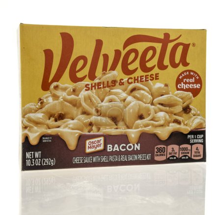 Téléchargez les photos : Winneconne, WI - 8 octobre 2023 : Un paquet de coquillages Velveeta et fromage avec du bacon oscar mayer sur un fond isolé - en image libre de droit