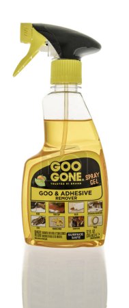 Foto de Winneconne, WI - 28 de octubre de 2023: Un paquete de Goo Gone goo y gel spray removedor de adhesivo sobre un fondo aislado - Imagen libre de derechos