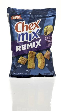 Téléchargez les photos : Winneconne, WI - 9 mars 2024 : Un paquet de chex mix remix zesty taco sur un fond isolé. - en image libre de droit
