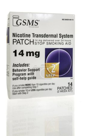 Foto de Winneconne, WI - 26 de abril de 2024: Un paquete de parche del sistema transdérmico de nicotina GSMS sobre un fondo aislado. - Imagen libre de derechos