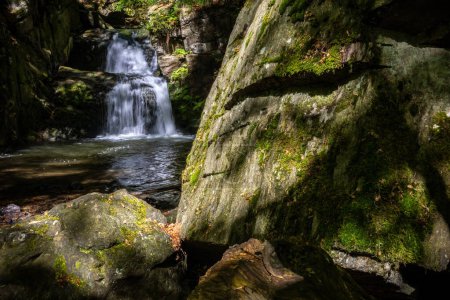 Jeu de lumières et d'ombres sur pierre de boue avec fond de belle cascade sur ruisseau forestier - Cascades Resovske, ruisseau Huntava, chaîne de montagnes Nizky Jesenik, République tchèque, Europe
