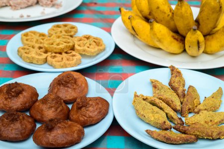 Téléchargez les photos : Table de célébration du Nouvel An cinghalais et tamoul avec des bonbons traditionnels gros plan photo. - en image libre de droit