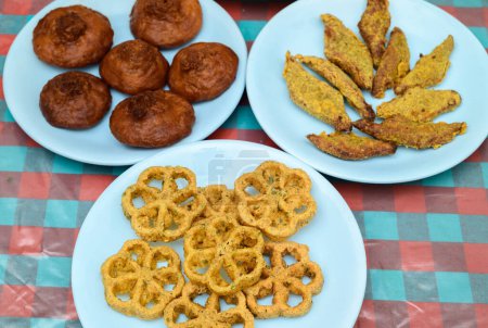 Téléchargez les photos : Table de célébration du Nouvel An cinghalais et tamoul avec bonbons traditionnels gros plan. - en image libre de droit