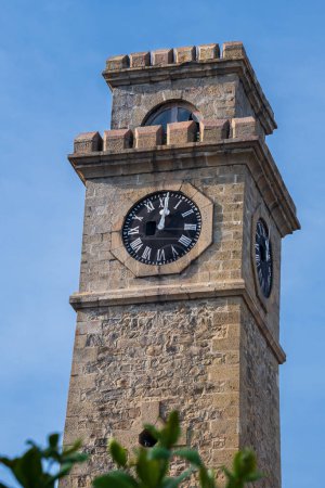 Tour de l'horloge de Galle Fort partie supérieure plan rapproché contre le ciel bleu.