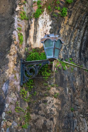 Ancien lampadaire de style colonial pourri sur l'entrée de l'arche du fort Galle
