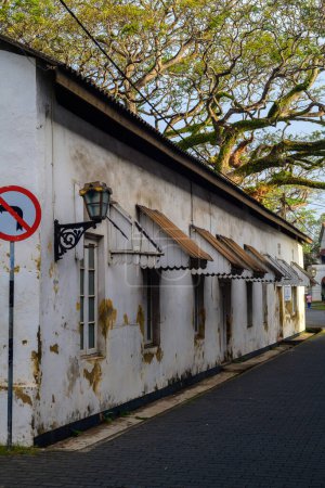 Foto de Galle Fort calles Edificio de estilo colonial y carretera pavimentada y ninguna señal de carretera de giro. - Imagen libre de derechos