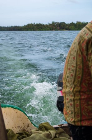 Téléchargez les photos : Madol Duwa promenade en bateau gros plan. - en image libre de droit