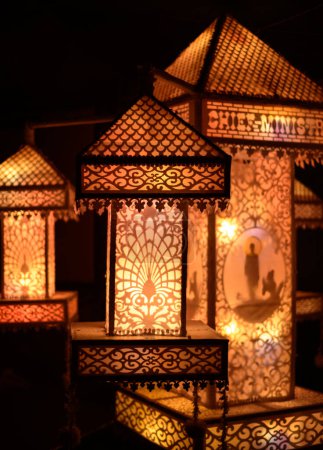 Linternas de Vesak, patrones de decortaion elegantes hechos a mano en las linternas, celebraciones del festival de vesak de Sri Lanka.
