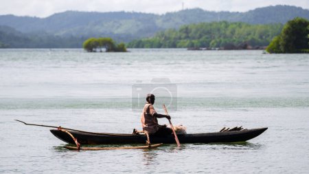 Téléchargez les photos : Koggala, Sri Lanka 08 21 2022 : Pêcheur traditionnel pagayant dans le bateau Oruwa dans la rivière Madol Duwa. - en image libre de droit