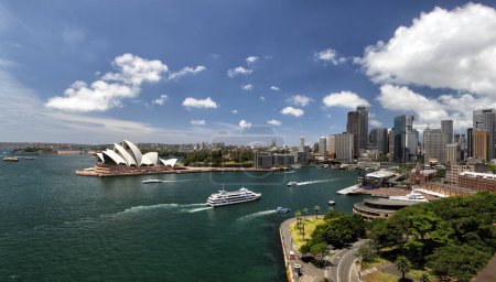 Panorama der Sydney Cove und des Hafens von Sydney, Australien, Blick auf die Skyline von Sydney und das Sydney Opera House. Von der Sydney Harbour Bridge aus gesehen.
