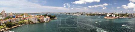 Panorama del puerto de Sídney, la Ópera de Sídney y el suburbio norte Kirribilli de Sídney, Australia. Visto desde el puente del puerto de Sydney.