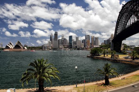Panorama der Sydney Cove und des Hafens von Sydney, Australien, Blick auf die Skyline von Sydney und das Sydney Opera House. Gesehen von Kirribilli, einem nördlichen Vorort von Sydney.
