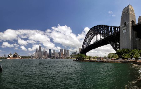 Panorama der Sydney Cove und des Hafens von Sydney, Australien, Blick auf die Skyline von Sydney und das Sydney Opera House. Gesehen von Kirribilli, einem nördlichen Vorort von Sydney.