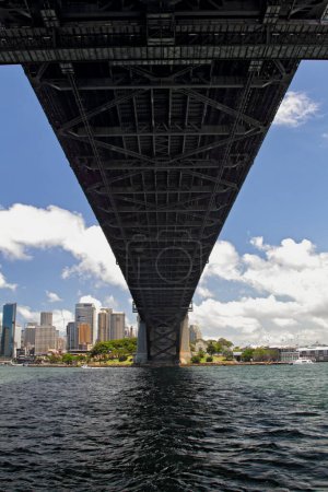 Sydney Harbour Bridge und die Innenstadt von Sydney, Australien. Unterhalb der Sydney Harbour Bridge in Kirribilli.