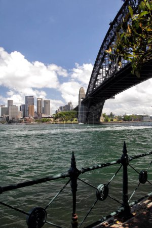 Sydney Harbour Bridge und die Innenstadt von Sydney, Australien. Von Kirribilli aus gesehen.