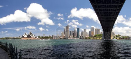 Panorama der Sydney Cove und des Hafens von Sydney, Australien, Blick auf die Skyline von Sydney und das Sydney Opera House. Von unten gesehen Sydney Harbour Bridge.