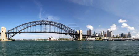 Panorama der Sydney Harbour Bridge und der Skyline von Sydney, Australien.