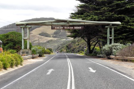 Señal de calle que marca el inicio de Great Ocean Road cerca de Lorne, Victoria, Australia.