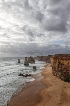 Les Douze Apôtres, une formation rocheuse de renommée mondiale sur la Great Ocean Road près de Port Campbell, Victoria, Australie.