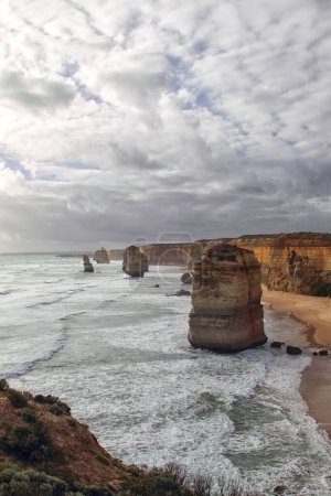 Los Doce Apóstoles, una formación rocosa mundialmente famosa en Great Ocean Road cerca de Port Campbell, Victoria, Australia.