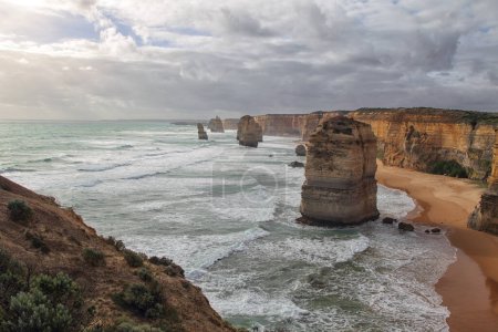 Die zwölf Apostel, eine weltberühmte Felsformation an der Great Ocean Road in der Nähe von Port Campbell, Victoria, Australien.
