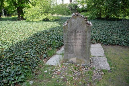 Foto de Paisaje de la tumba de Moses Mendelssohn en Memorial Jewish Cemetary en el centro de Berlín Alemania - Imagen libre de derechos