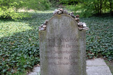 Foto de Paisaje de la tumba de Moses Mendelssohn en Memorial Jewish Cemetary en el centro de Berlín Alemania - Imagen libre de derechos