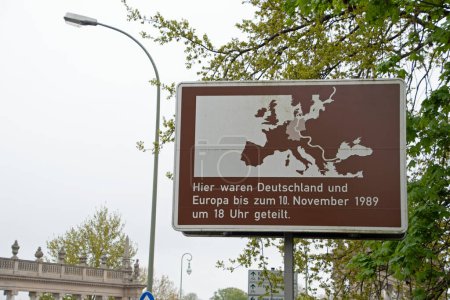 Téléchargez les photos : Paysage de Glienecke Pont des espions signe de l'Europe divisée à Potsdam Brandebourg Allemagne - en image libre de droit