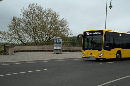 Téléchargez les photos : Paysage de Glienecke Pont des Espions BVG bus 316 à Potsdam Brandebourg Allemagne - en image libre de droit