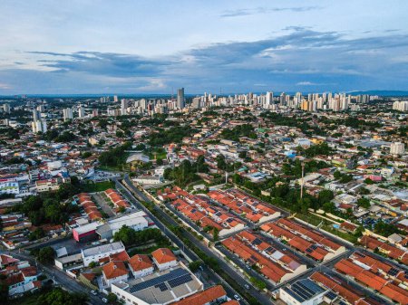 Téléchargez les photos : Paysage urbain aérien au coucher du soleil pendant l'été dans le centre de Cuiaba Brésil - en image libre de droit